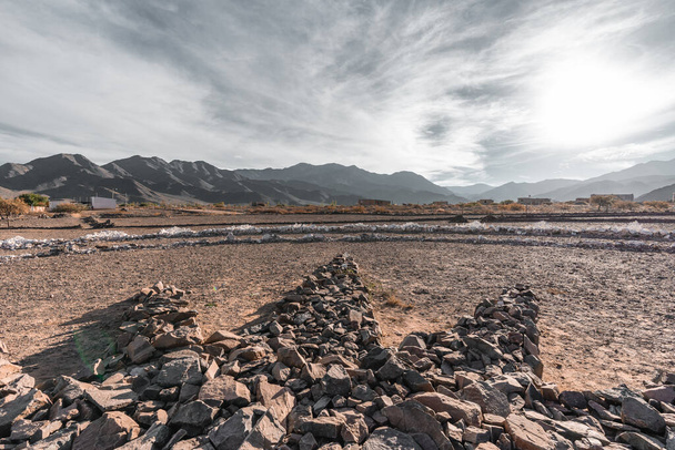 アルゼンチンの乾燥した風景の中に建てられた石の星 – ufo port - 写真・画像