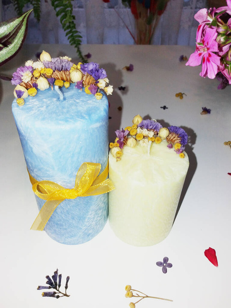 Χειροποίητα κεριά σόγιας με βότανα και κρύσταλλα - Φωτογραφία, εικόνα