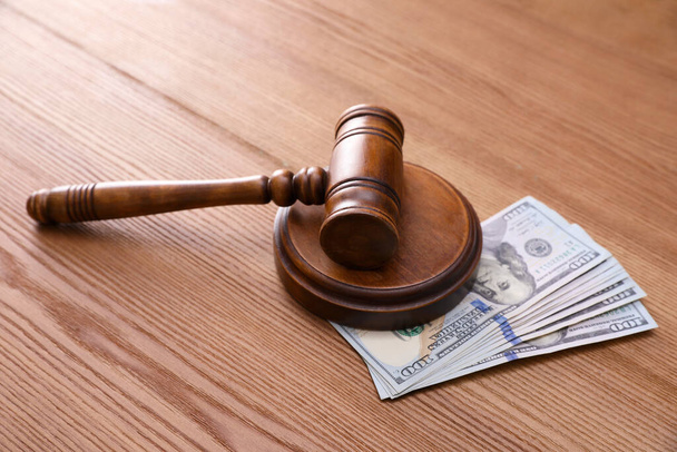 Soudcova kladívka a dolarové bankovky na dřevěném stole - Fotografie, Obrázek