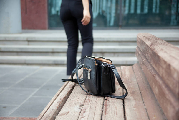 woman lose bag in the street - Valokuva, kuva