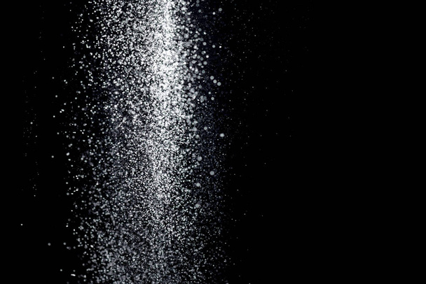 Έκρηξη σκόνης. Πιτσιλιές λευκής σκόνης που απομονώνονται σε μαύρο φόντο. Αλεύρι κοσκινισμένο σε σκούρο φόντο. Εκρηκτική σκόνη λευκή - Φωτογραφία, εικόνα