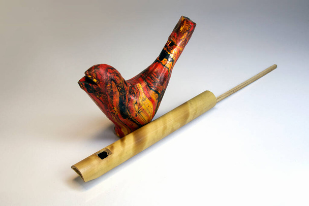 Игрушечная глиняная птица и бамбуковые флейты. Бойшак или Новый год, или Честный игрушечный подарок детям. Музыкальная сладкая птица зовет звук скользящей флейты. Звук птицы имитатора флейты. Популярное бангладешское ремесло. - Фото, изображение