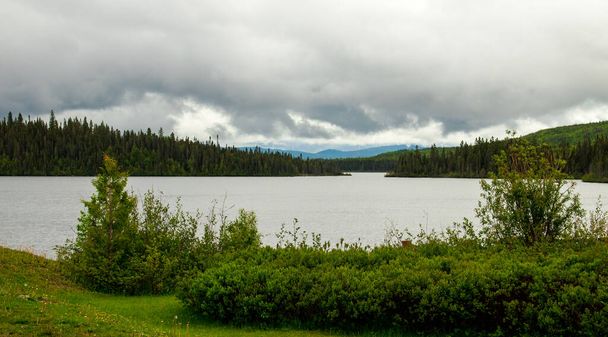 Lac de Mont-Louis, Gaspésie Québec Canada paysage nuageux journée d'été - Photo, image