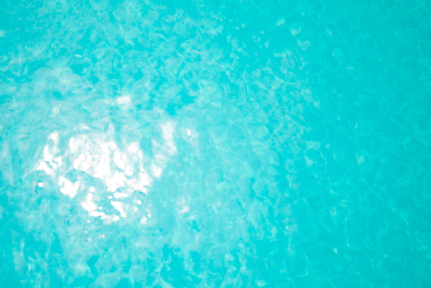 відображення сонця у блакитній воді басейну
. - Фото, зображення