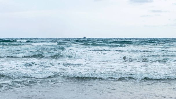 Средиземное море в шторме. Пасмурно в Ла-Манга-дель-Мар, Испания. Изображение штормового ландшафта Средиземного моря.. - Фото, изображение