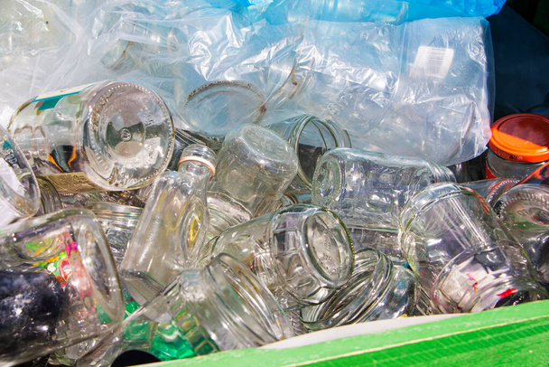 リサイクルのために回収されたガラス瓶。環境保護. - 写真・画像