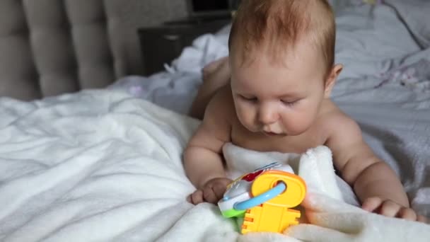 Precioso bebé jugando con colorido pastel Vintage Rattle Toy. Niño recién nacido - Imágenes, Vídeo