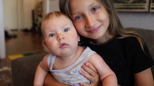Irmã brincando com o bebê recém-nascido irmão - Filmagem, Vídeo