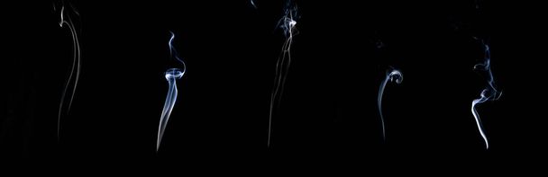 Dampfgarnitur. Verschwommene abstrakte Nebelschwaden, weiße Rauchschwaden oder Dampfnebel isoliert auf schwarzem Hintergrund. Realistische Trockeneis Rauch Wolken Nebel Overlay perfekt - Foto, Bild