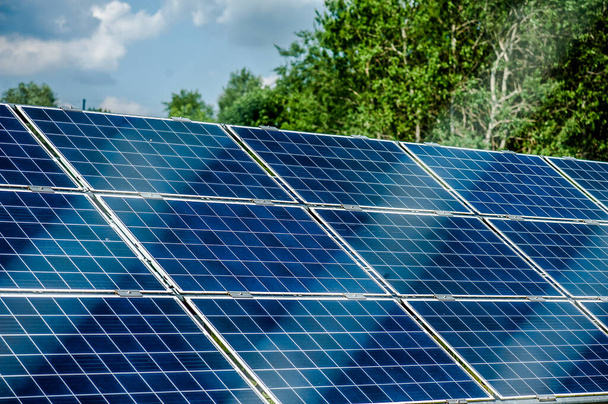 Fotovoltaická elektrárna, známá také jako solární park, solární farma nebo solární elektrárna, je rozsáhlý fotovoltaický systém (fotovoltaický systém) určený pro dodávky obchodní energie do elektrické energie - Fotografie, Obrázek