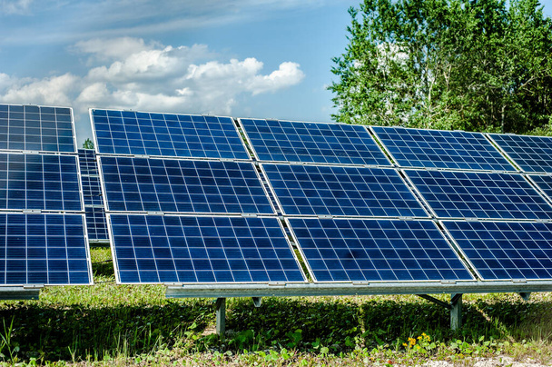 Фотоэлектрическая электростанция, также известная как солнечный парк, солнечная ферма или солнечная электростанция - это крупномасштабная фотоэлектрическая система (фотоэлектрическая система), предназначенная для подачи коммерческой энергии в электроэнергию. - Фото, изображение
