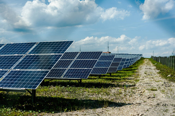 Elektrownia fotowoltaiczna, znana również jako park słoneczny, farma słoneczna lub elektrownia słoneczna, jest wielkoskalowym systemem fotowoltaicznym (PV) przeznaczonym do zasilania w energię elektryczną sprzedawców. - Zdjęcie, obraz