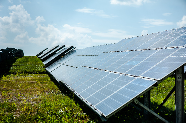 Фотоэлектрическая электростанция, также известная как солнечный парк, солнечная ферма или солнечная электростанция - это крупномасштабная фотоэлектрическая система (фотоэлектрическая система), предназначенная для подачи коммерческой энергии в электроэнергию. - Фото, изображение