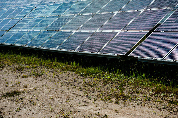 A usina fotovoltaica, também conhecida como parque solar, fazenda solar ou usina solar, é um sistema fotovoltaico de grande escala (sistema fotovoltaico) projetado para o fornecimento de energia comercial para a eletricidade. - Foto, Imagem