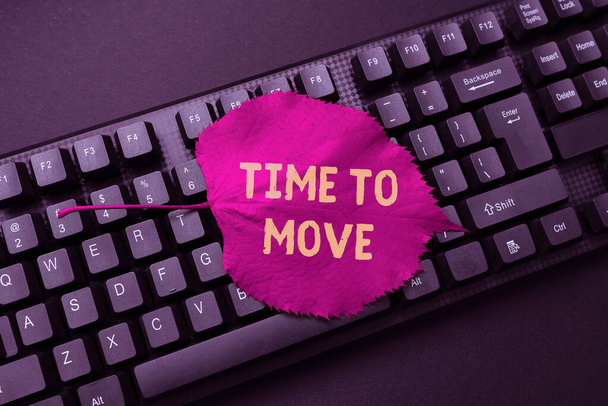 Hand writing sign Time To Move. Business showcase change in the same way or to reflect on what is current Typing Advance Lesson And Lecture Plans, Typewriting New Article Pages - Fotoğraf, Görsel