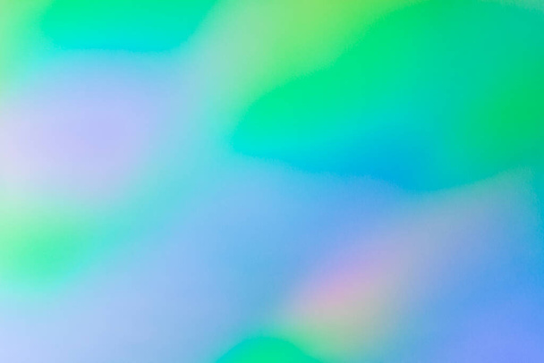 Efecto de superposición de textura de refracción de luz de arco iris borrosa para fotos y maquetas. Bengala holográfica diagonal orgánica en una pared blanca. Sombras para efectos de luz natural - Foto, imagen
