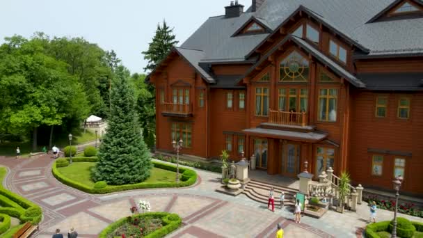 Göl kıyısındaki eski Ukrayna Devlet Başkanı Viktor Yanukoviç 'in lüks evi. Mezhyhirya 'daki seçkin Honka evi. Ukrayna, Novi Petrivtsi - 21 Haziran 2021. - Video, Çekim