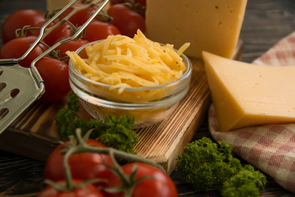 fromage râpé, persil sur fond de bois - Photo, image