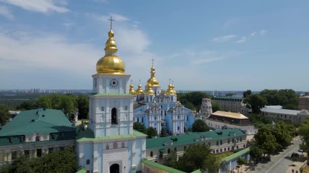 Letecký pohled. Michaelův klášter Zlaté dómy na Michajlovském náměstí v Kyjevě. Historické centrum Kyjeva - Záběry, video