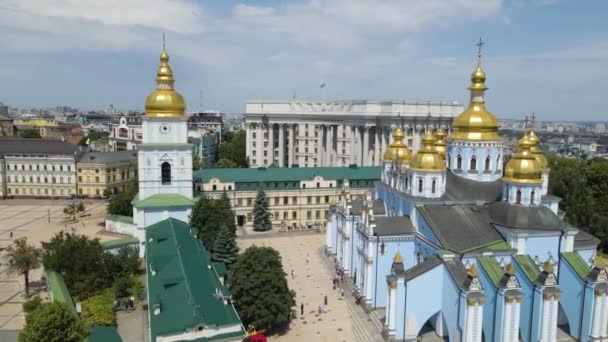 Letecký pohled. Michaelův klášter Zlaté dómy na Michajlovském náměstí v Kyjevě. Historické centrum Kyjeva - Záběry, video