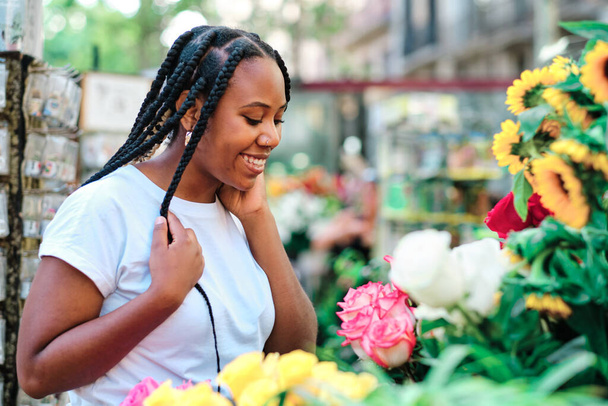 mujer latina joven comprando flores en el mercado local - concepto de pequeña empresa - Foto, imagen