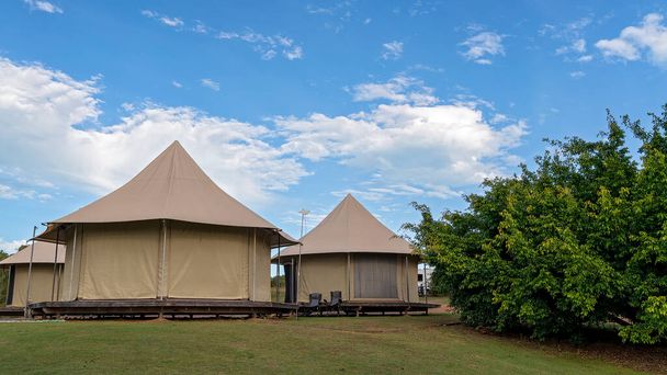 Glamping tents at a holiday park for guest accommodation - Foto, imagen