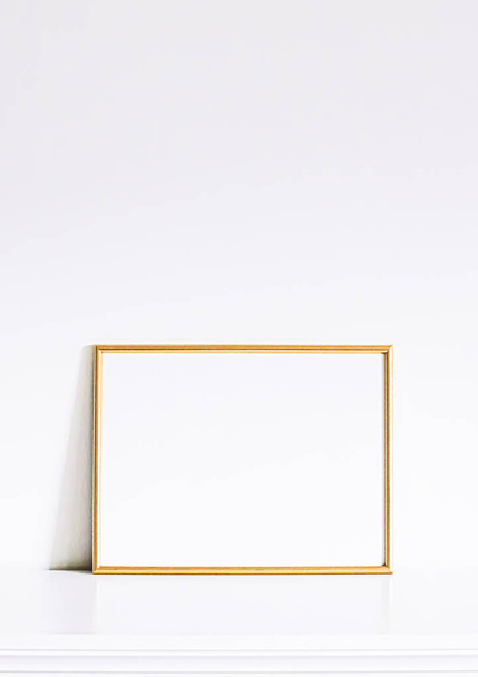 Золотая рамка на белой мебели, роскошный домашний декор и дизайн для макета, печать плакатов и печатное искусство, витрина интернет-магазина - Фото, изображение