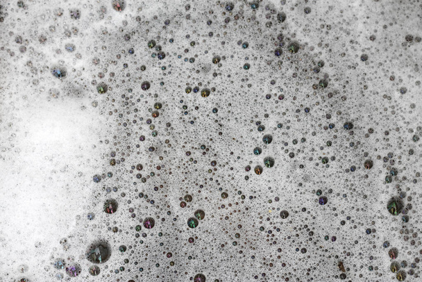 Las burbujas de detergente flotan en las aguas residuales. - Foto, Imagen