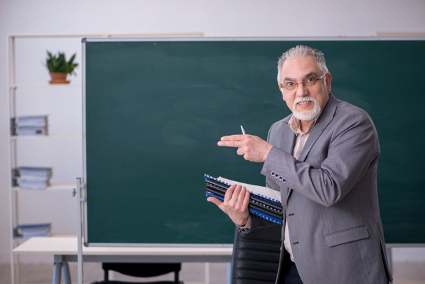 Old male teacher in front of blackboard - Foto, Bild