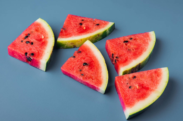 Verse gesneden watermeloen set, op blauwe textuur zomer achtergrond - Foto, afbeelding