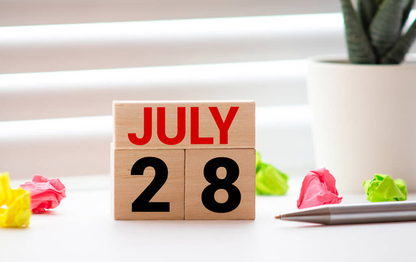 28 липня Календар природних ноутбуків. концепція
 - Фото, зображення