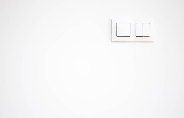 Вмикач білого світла на білій стіні Концепція Увімкнено
. - Фото, зображення