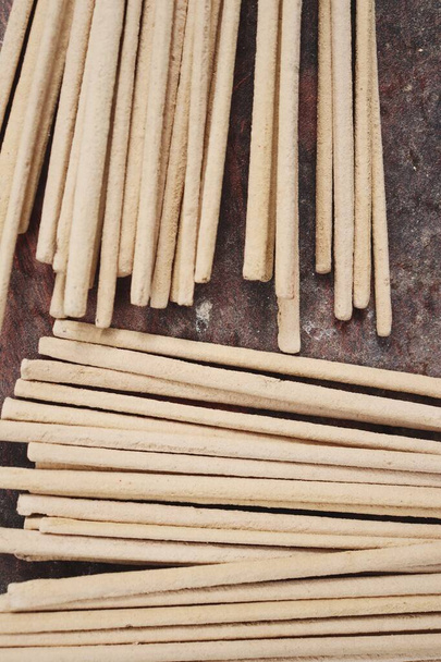 Bruine indische wierook aroma ontspanning sticks achtergrond of textuur - Foto, afbeelding