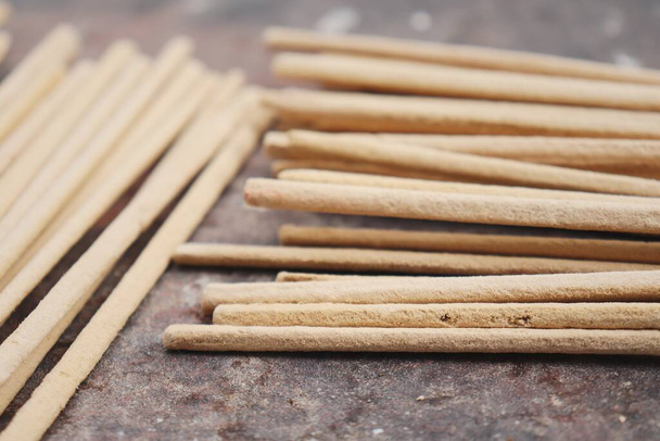 Arôme d'encens indien brun bâtons de relaxation fond ou texture - Photo, image