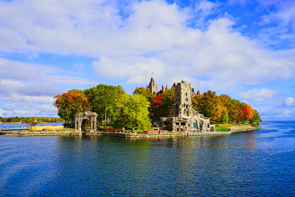 Storico castello di Boldt a Heart Island. Albero, foglie, fiume, cielo azzurro.Autunno nelle Mille Isole al fiume San Lorenzo. Stato di New York, 2016.  - Foto, immagini