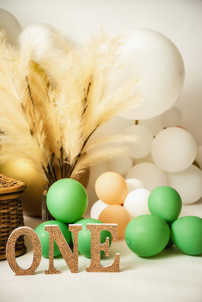 jednoleté narozeninové studio s balónky a dekoracemi - Fotografie, Obrázek