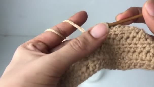 編み作業のためのかぎ針編みのフックと糸を使用して女性の手 - 映像、動画