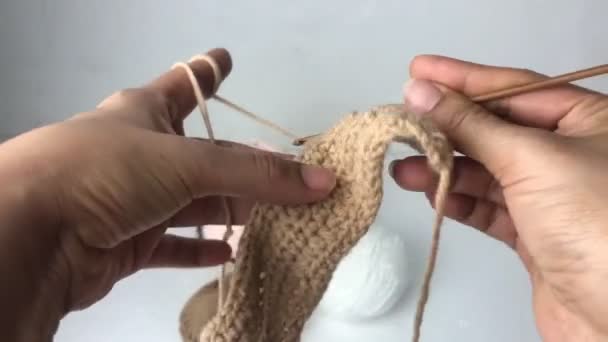 Vrouw hand met haaknaald en garen, voor breiwerk - Video