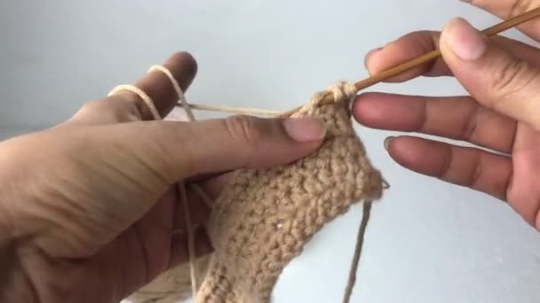 Mano donna utilizzando uncinetto e filato, per il lavoro a maglia - Filmati, video