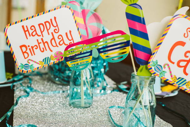 accesorios de cumpleaños pary listo para una fiesta - Foto, Imagen