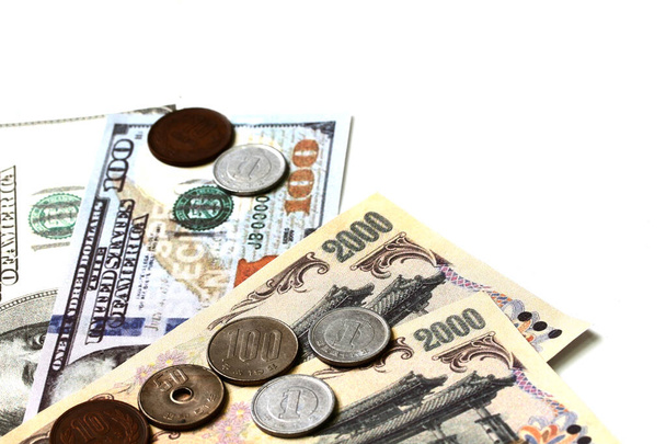 Japanin setelit ja kolikot sekä dollari eristetty valkoisella pohjalla - Valokuva, kuva