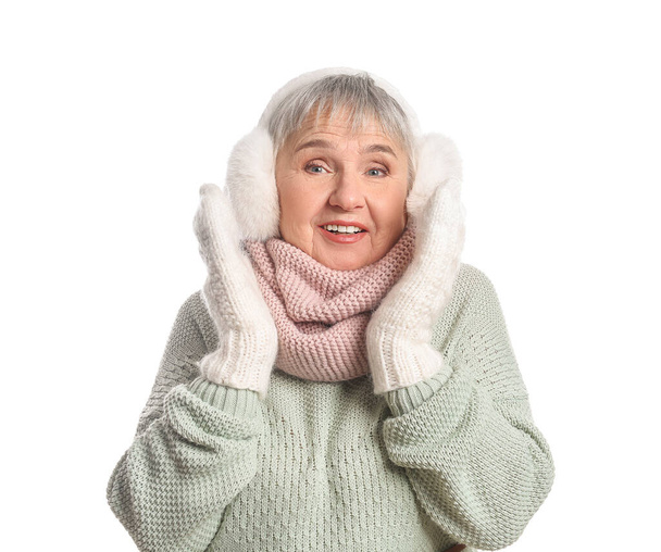 Femme âgée en vêtements d'hiver sur fond blanc - Photo, image