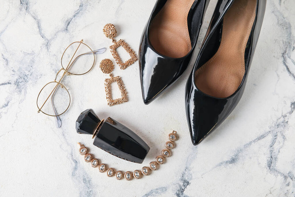 Set vrouwelijke accessoires met stijlvolle schoenen op lichte achtergrond - Foto, afbeelding