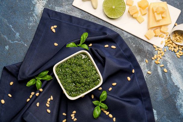 Bowl with fresh pesto sauce on color background - Photo, Image