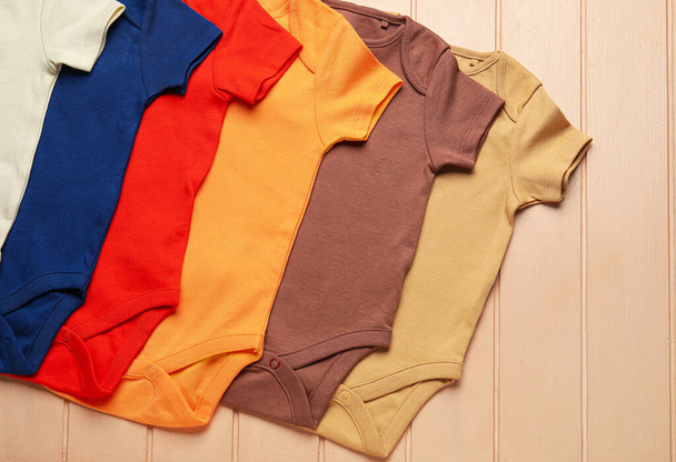 Dětské oblečení na barevném dřevěném pozadí - Fotografie, Obrázek