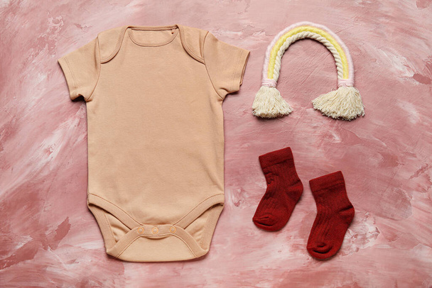 Ensemble d'accessoires bébé sur fond de couleur - Photo, image