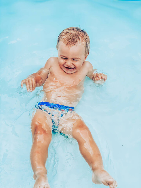 Malé dítě v nafukovací děti kulatý bazén za slunečného letního počasí - Fotografie, Obrázek