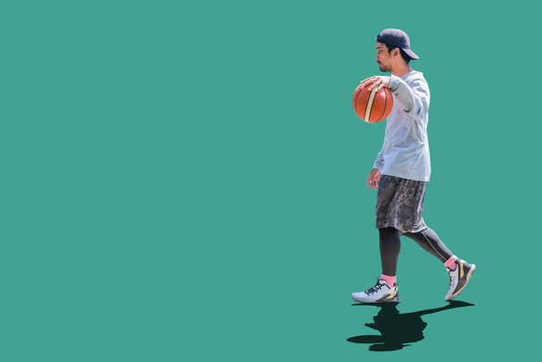 Jogador de basquete asiático praticando driblando basquete no lazer. com caminho de recorte - Foto, Imagem
