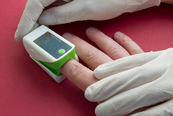 o processo de medição da saturação de oxigênio no sangue usando um oxímetro de pulso. oxímetro de pulso do dedo - Foto, Imagem
