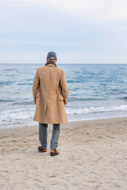 old man walking on the beach - Foto, Imagen